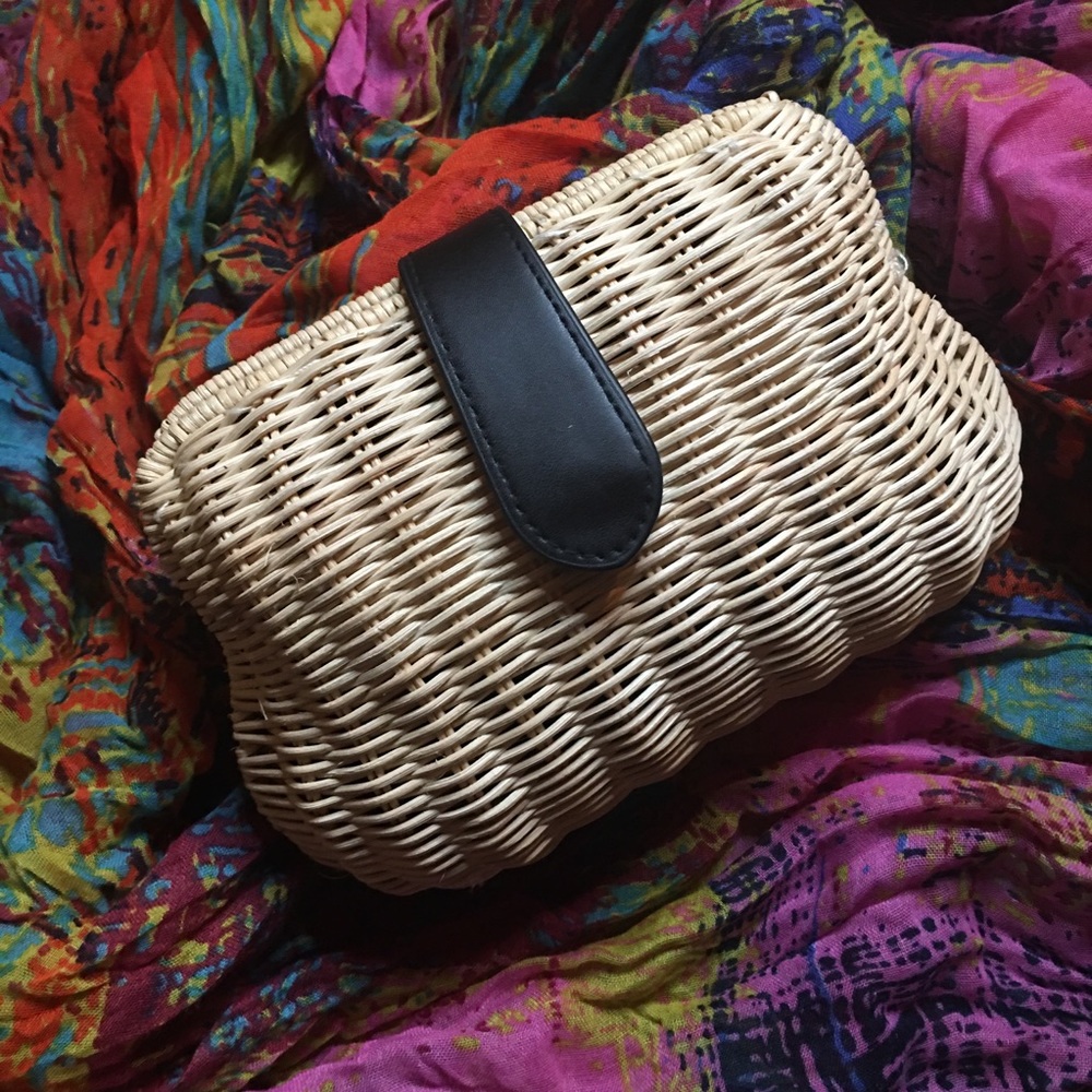 Wicker Clam Shell Purse - Picture 5 of 16